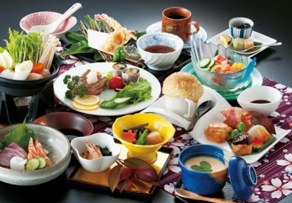 【直方・小竹・新飯塚・飯塚発】 地元で人気の名店・茶寮海旬と約20万本のコスモスが咲く白木峰高原&日本初の四季醸造の酒蔵 日帰り 1